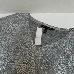 White House Black Market NWT Silver Jersey SA V-Neck‎ Tee Shirt Animal Print XS